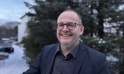 Djóni: Skúladagurin skal styttast